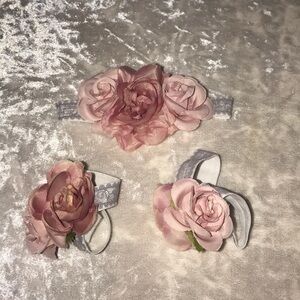 NWOT! Infant floral/lace like footies with matching flower headband